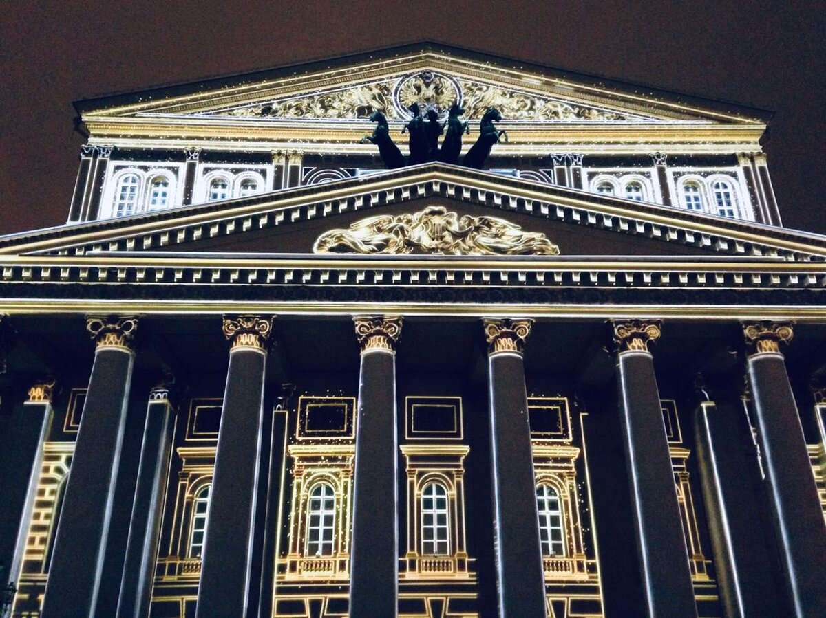 Большой театр мне напоминает и Триумфальную арку в Париже и Брандербургские ворота в Берлине , олицетворение величия русской архитектуры.
