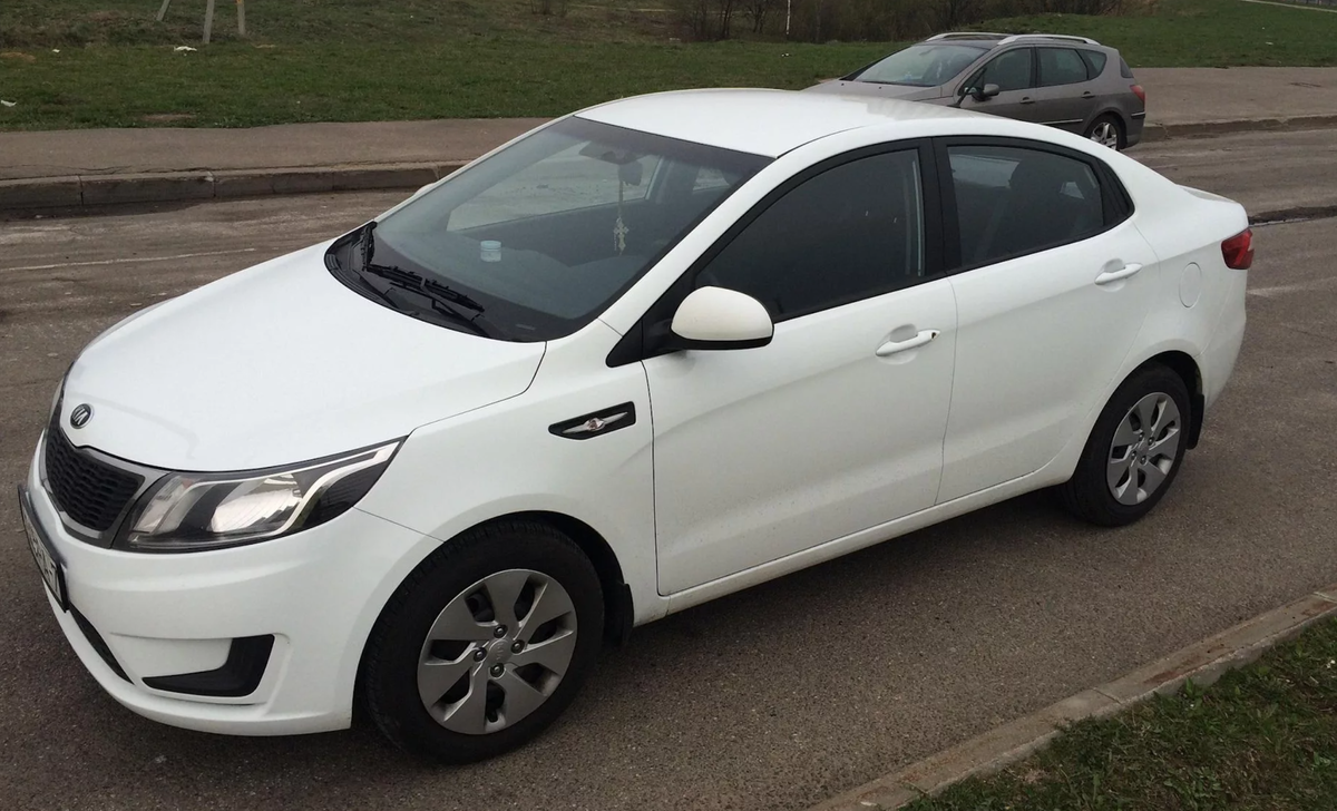 Белый KIA Rio