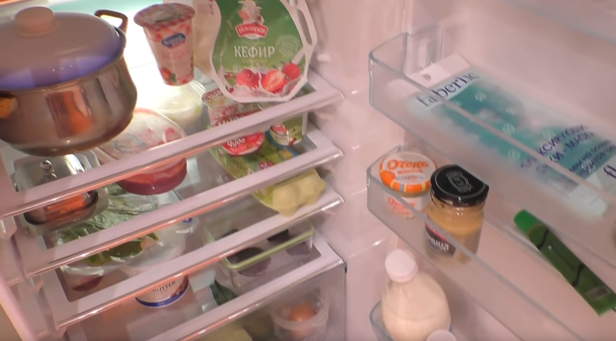 Холодильник с продуктами.