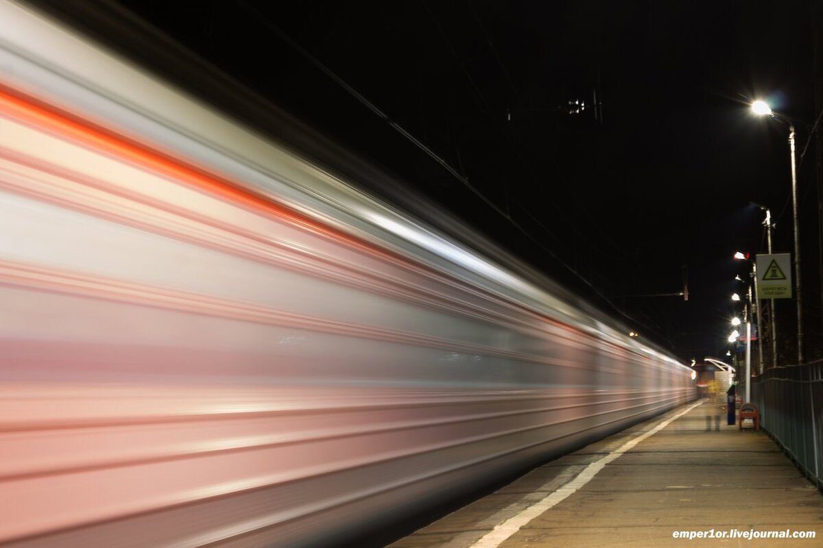 Электропоезд ЭД4М прибывает на пл. Трудовая.
