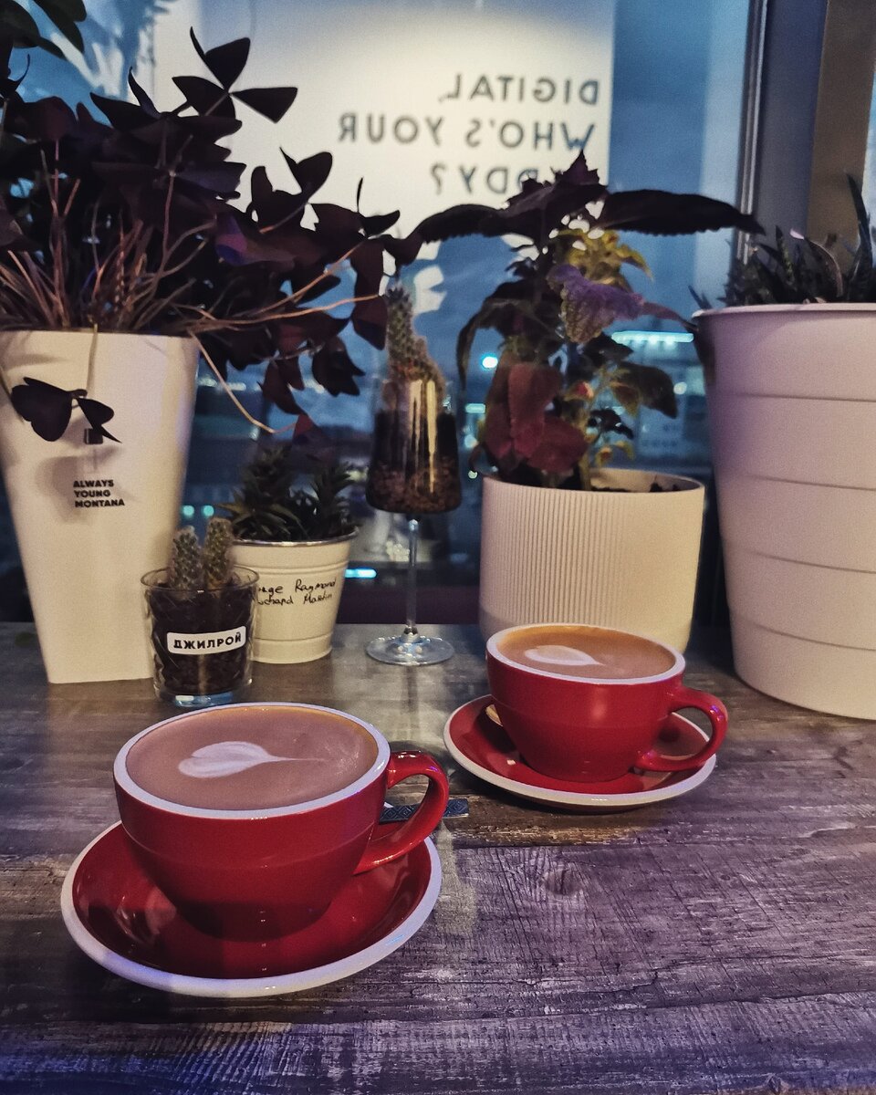 Закинуть в эстетическую емкость две ложки с горочкой. И один кубик сахара...