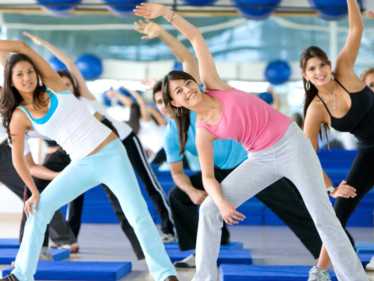 Fitness day. Фитнес аэробика. Занятия аэробикой. Шейпинг спорт. Степ аэробика.