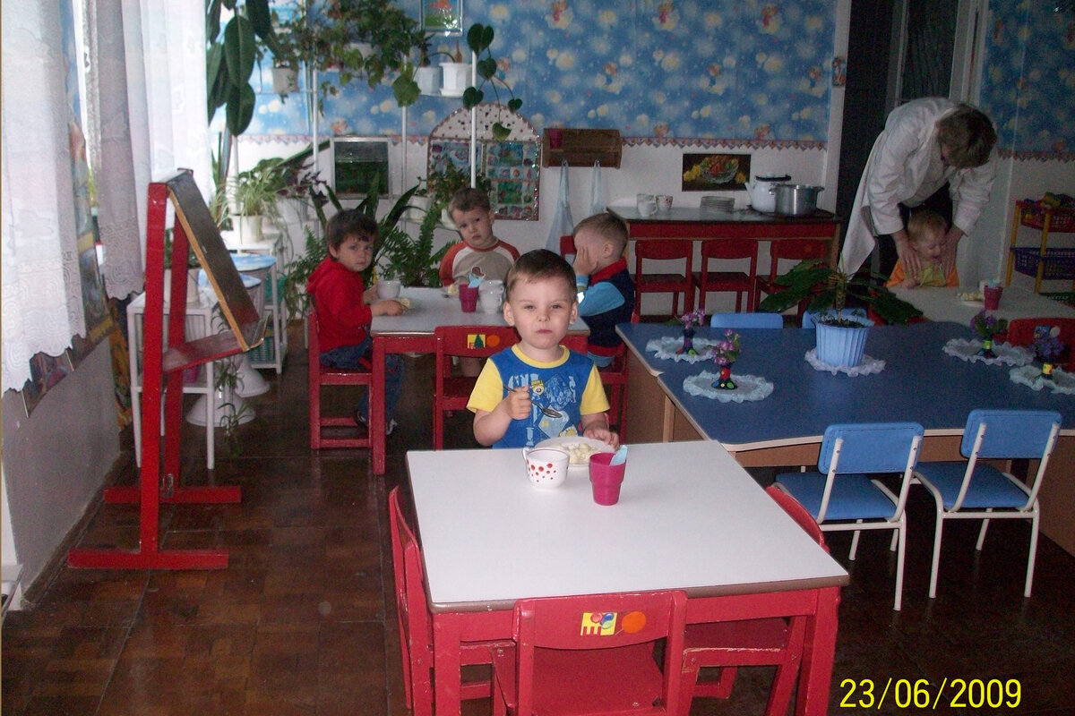 На фото: первый детский сад моего сына. У нас их было 2. 1 младшая группа. Сад просто супер, хорошие воспитатели. Вторым садом увы я была не довольна!