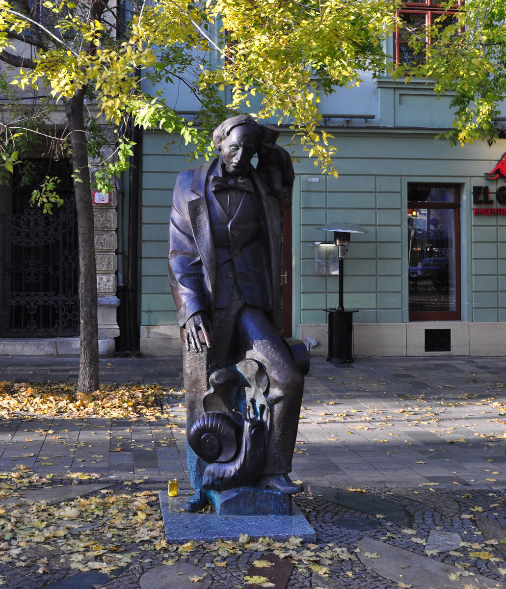 В каком городе памятник стулу