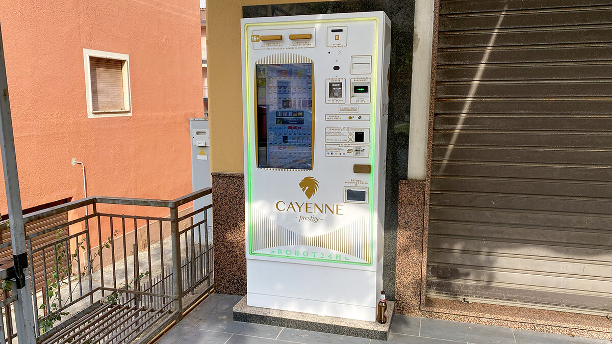 Сигаретный автомат в Италии.