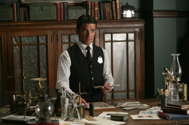 Уильям Мёрдок на рабочем месте в своем кабинете (кадр из сериала "Расследования Мердока").