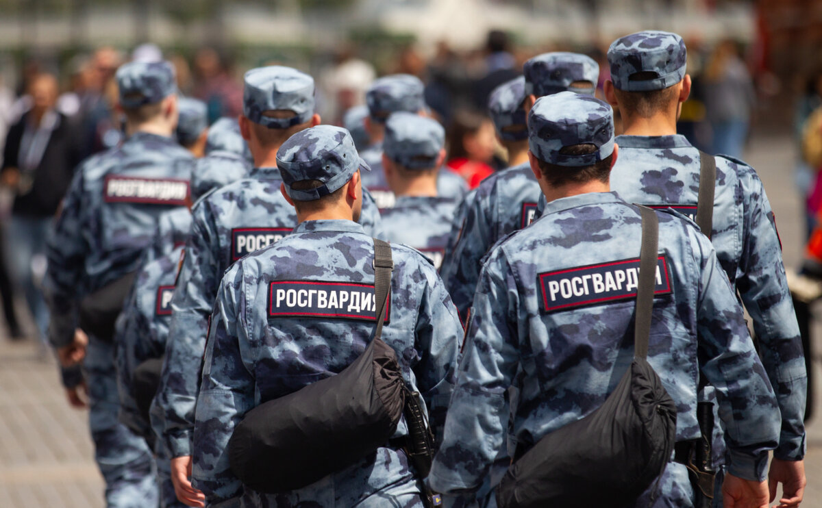 Многие до сих пор гадают, зачем Росгвардию выделили из МВД (читай - из Полиции). Поэтому предусмотрительный админ сделал специальную страничку с пояснениями на сайте гвардейцев, из которой все равно не ясно зачем.