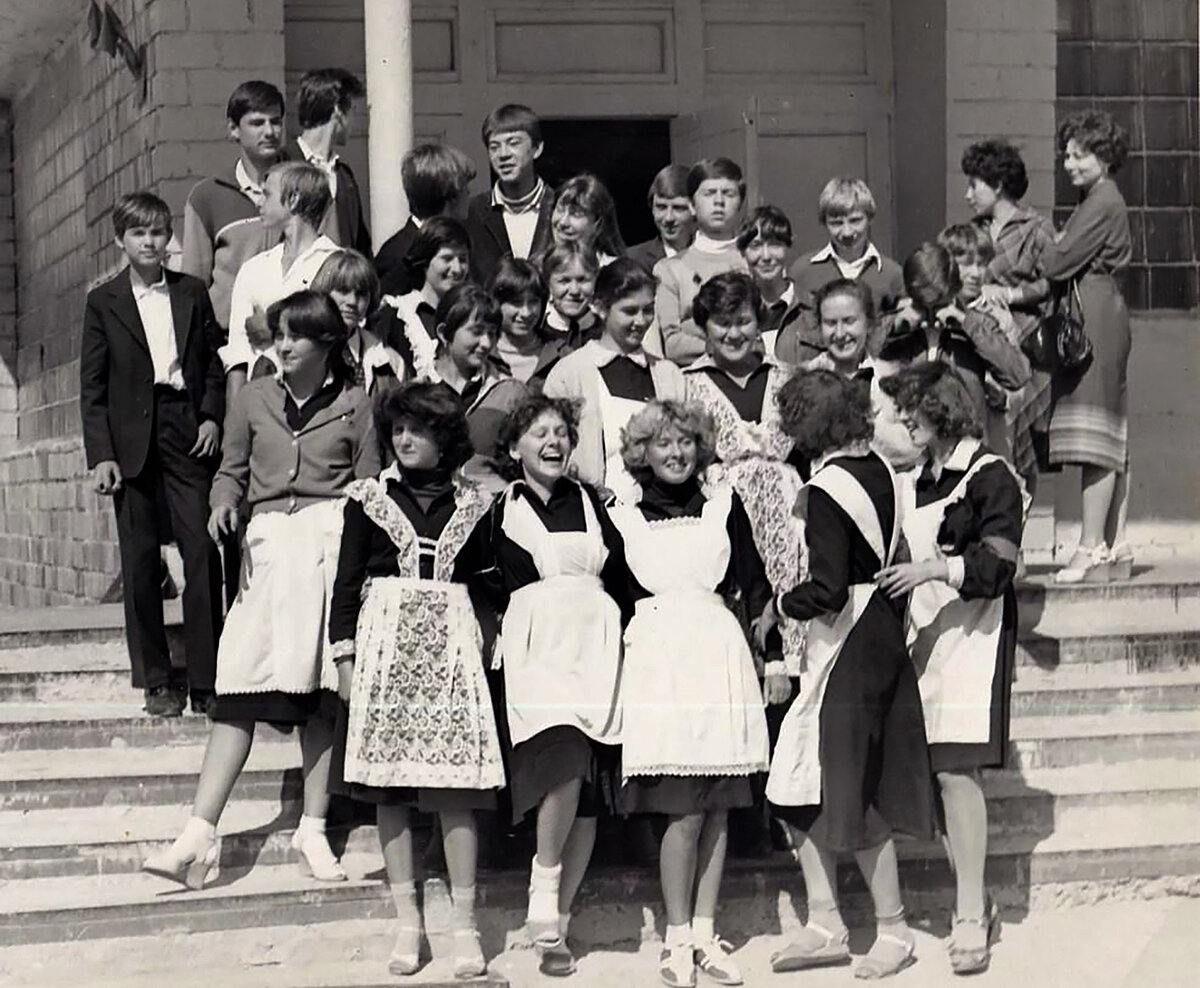 80 год век. Советская средняя Московская школа 70. Школа 50 Москва выпуск 1982. Советские выпускники школ. Выпускницы школ 70-х годов.