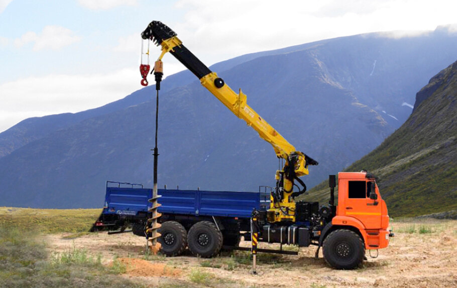 Бортовой автомобиль КАМАЗ 43118 С КМУ АНТ 20-5 ТЛ с бурильно крановой установкой ФОТО: "УралПромАвто"