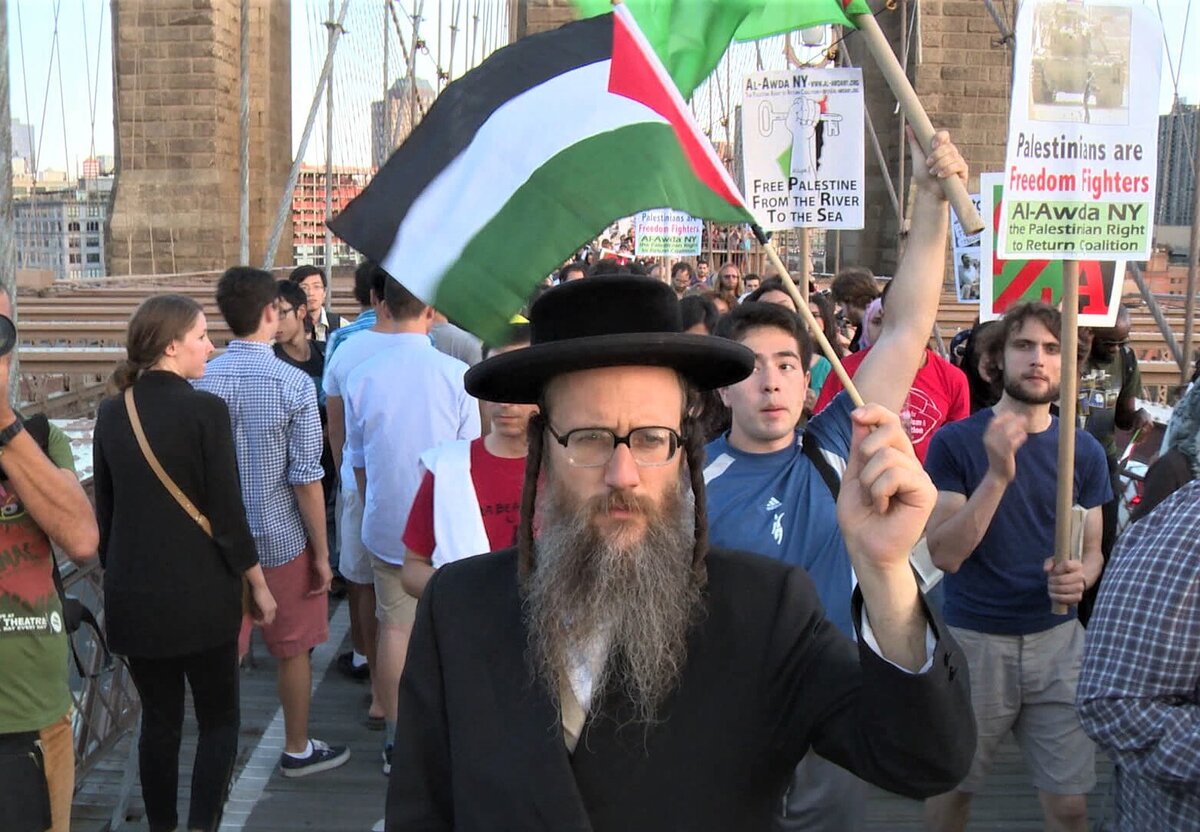 Ортодоксальный иудей-антисионист с флагом государства Палестины.
