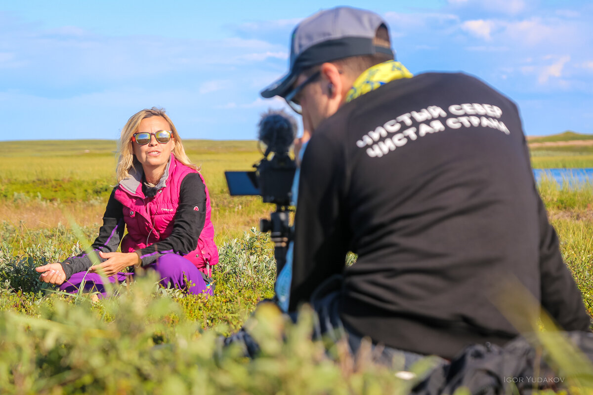 Мария Неласова дает интервью Игорю Фролову для видео-дневника экспедиции по исследованию микропластика в водах бассейна Белого моря. Август 2020 года.