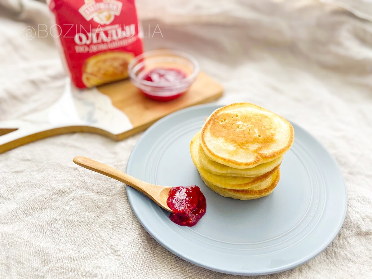 Бабушка часто поливала оладьи или блины малиновым вареньем, которое сама варила