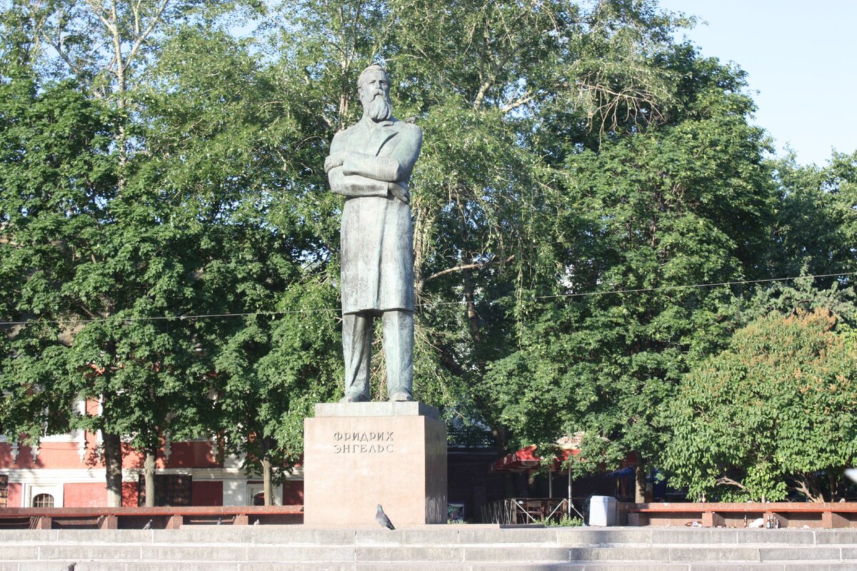 Памятник Фридриху Энгельсу в Москве