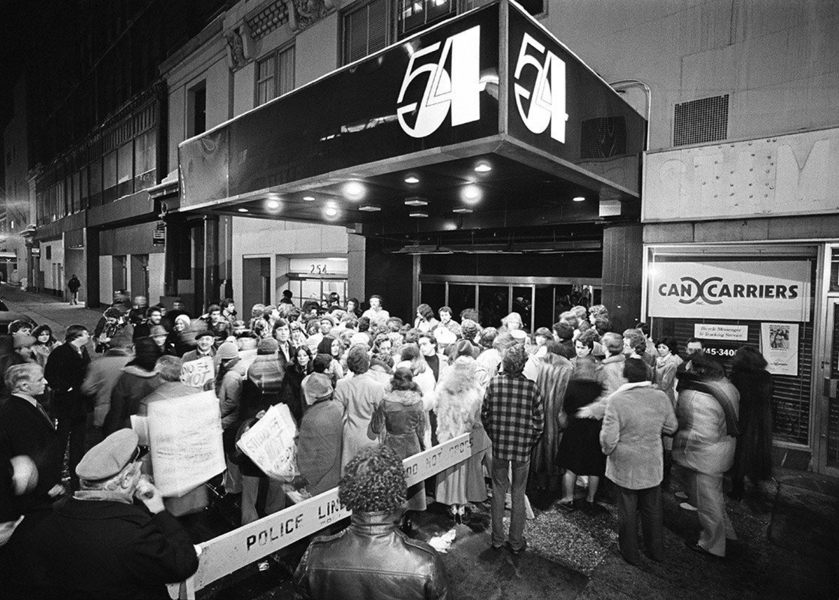 Толпы жаждущих попасть в ночной клуб Studio 54