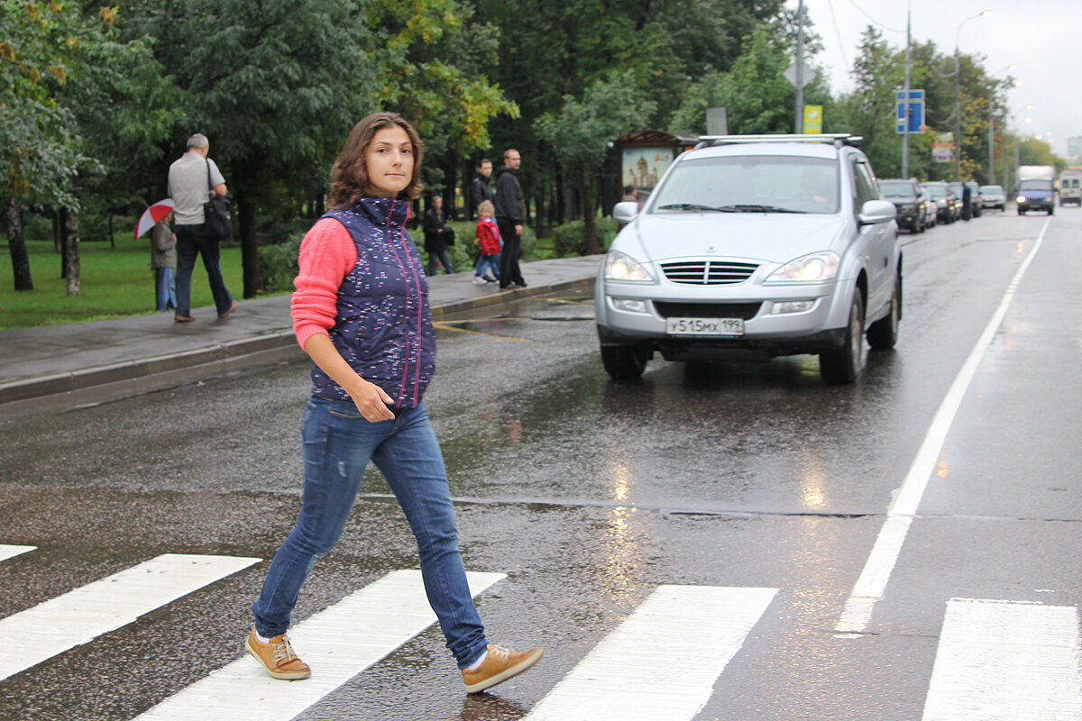 Водитель уступает дорогу. Водитель Уступи дорогу пешеходу. Водитель уступает дорогу пешеходам. Не уступил дорогу пешеходу. Уступить дорогу пешеходу разъяснение ГИБДД 2020.