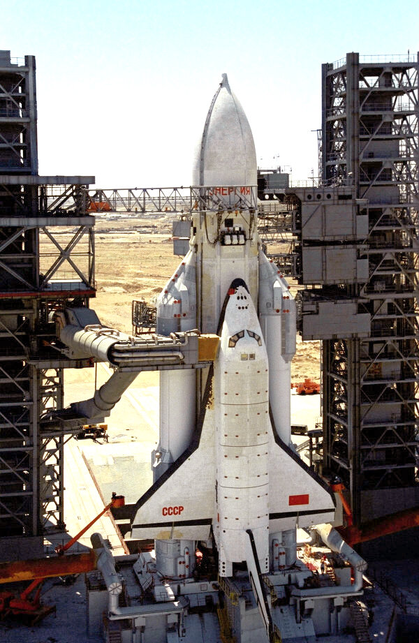 Буран на стартовом столе (космодром Байконур)