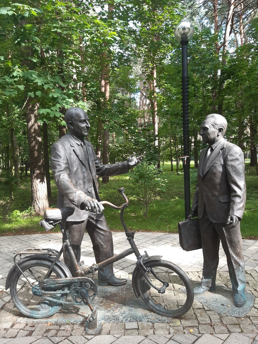 Памятник профессорам-физикам в подмосковной Дубне. Талантливо трудились за идею, а потому и не бедствовали
