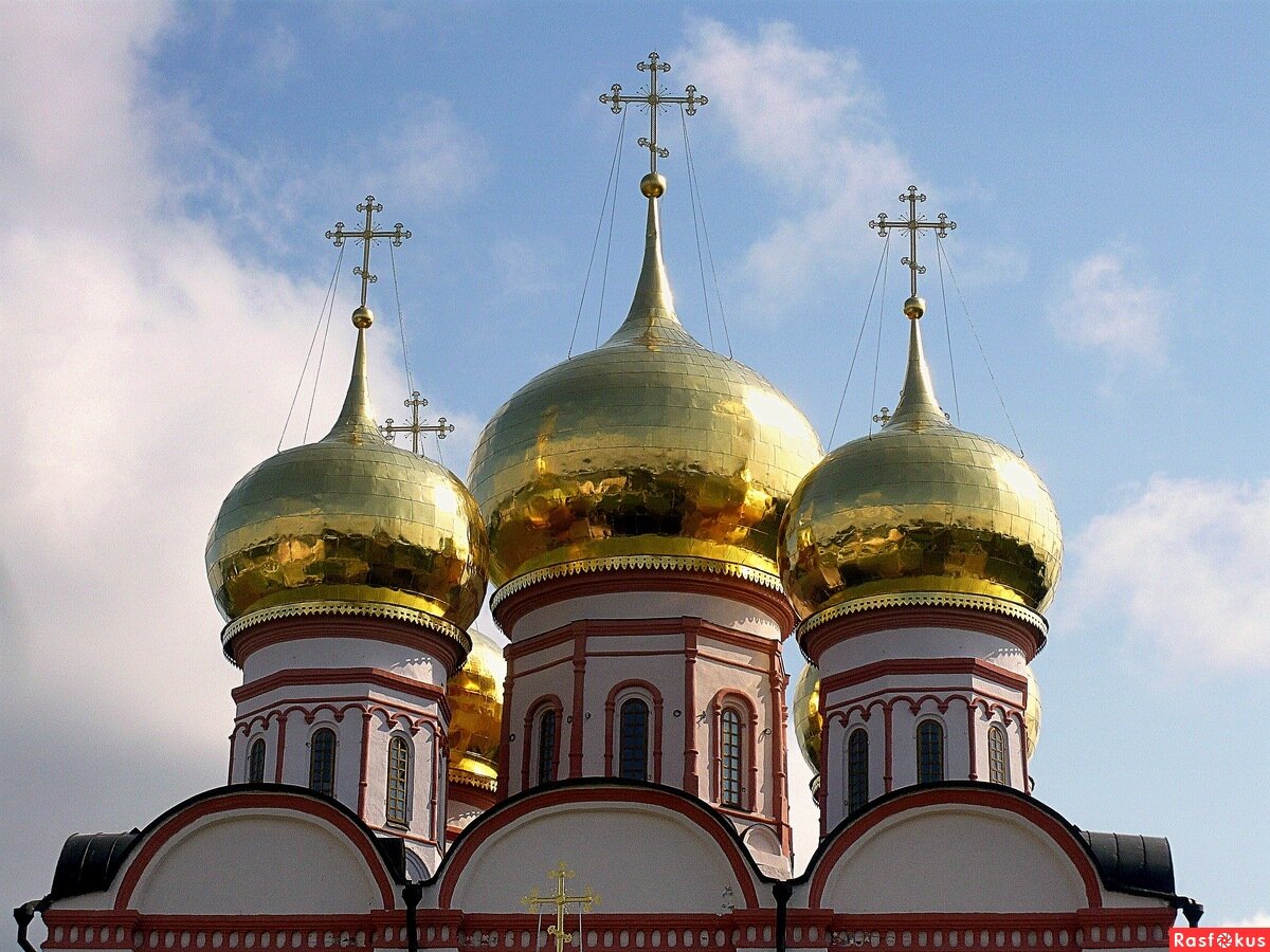 Песни золотом покрыты купола. Золотые купола Иверского собора. Луковичная форма купола храма. Церковь с золотым лукообразным куполом в Москве.