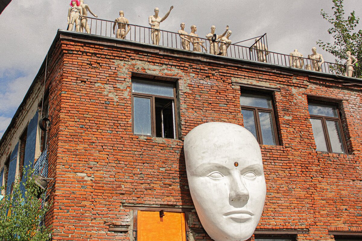 Символ Фабрики. Везде встречаются эти бетонные лица