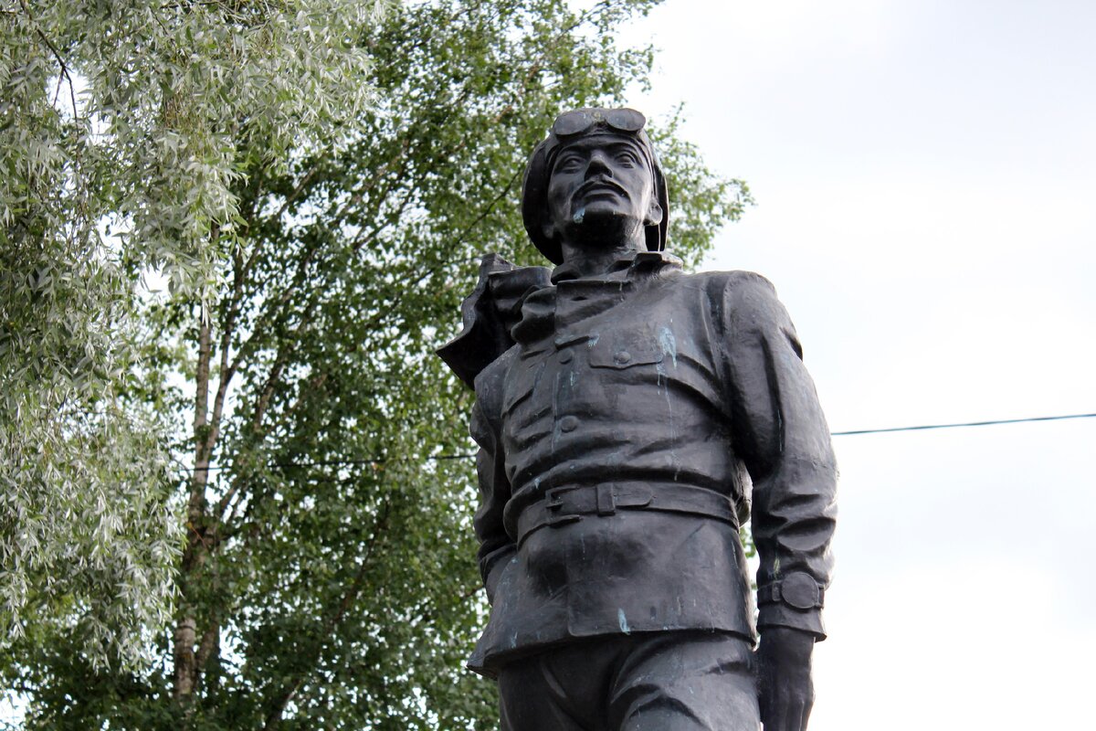 Памятник первому русскому летчику М.Н. Ефимову в Гатчине. Лето 2020 года 