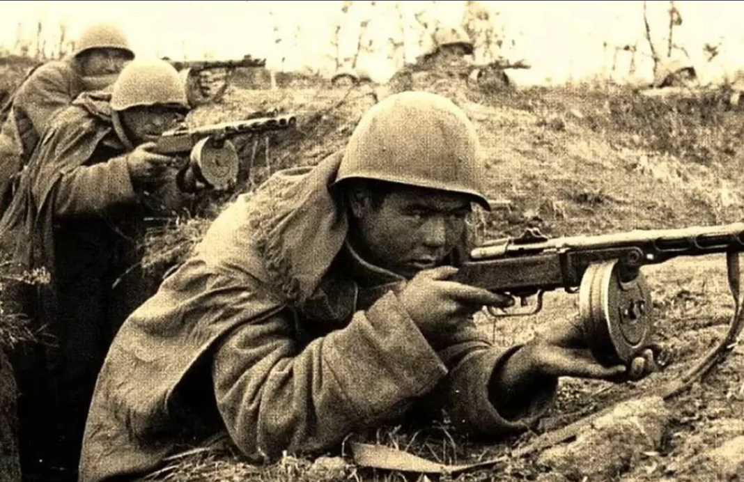 Солдаты в окопах, вооруженные ППШ.