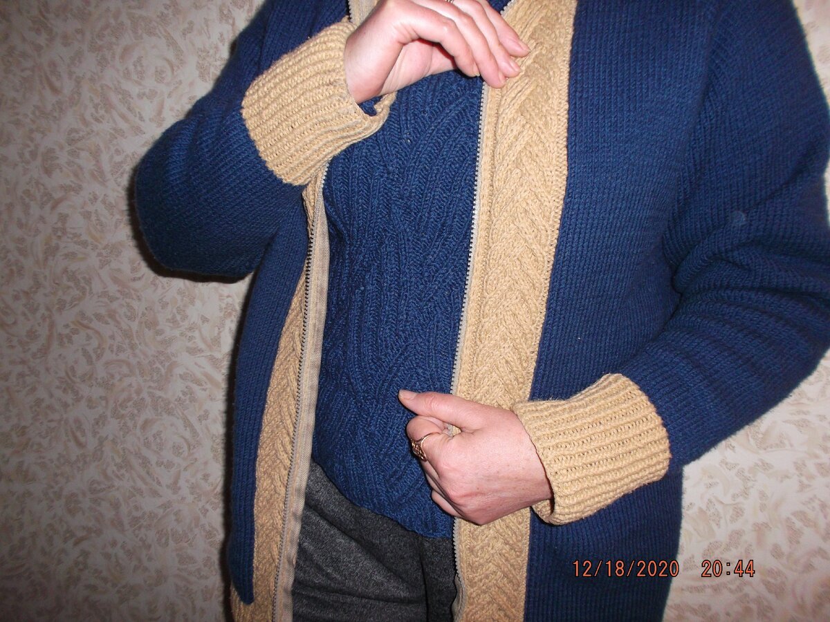 Вязаная кофта с капюшоном и пуловер спицами