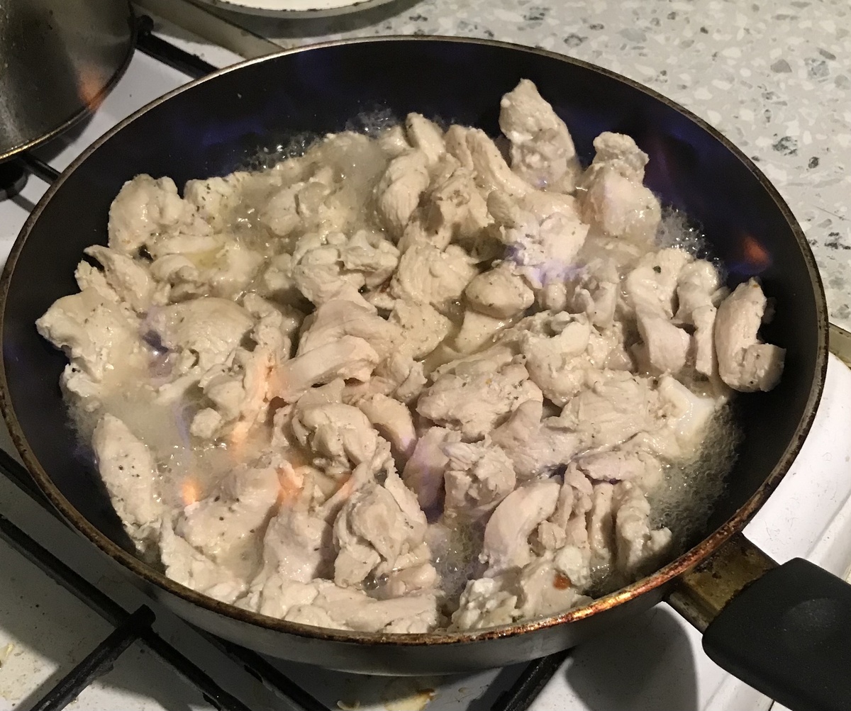 Готовлю куриное филе с лечо. Готовлю сразу на несколько приемов пищи. Делю на порции  и вуаля наше основное готово. Осталось только подобрать к этому гарнир, а это уже совсем не сложно 