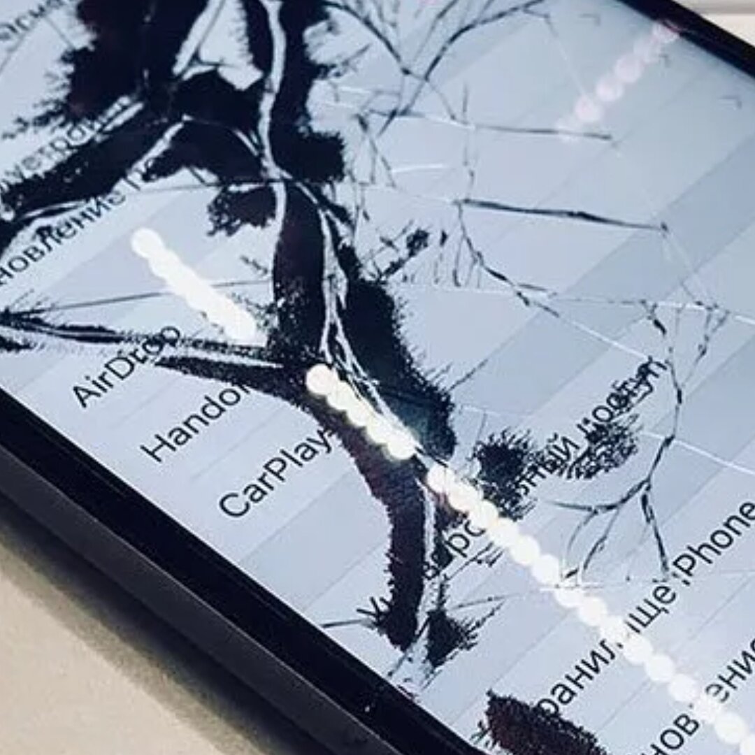 Всему виной пандемия,ношение масок и обработка всего и вся антибактериальными жидкостями. Жидкости эти с начала распостранения ковид19,стали очень дорогими. Работаю я таксимтом и поэтому приходится  часто обрабатывать смартфон,и машину антимикробными средствами и когда поднялись цены на эти препараты,я нашел выход. Стал использовать 3%  перекись водорода,брызгая перикись прямо на экран телефона,а так как телефон я частенько ранял,особенно в туалете на заправке,то битых пикселей,черных пятен и трещин,было много. И вот со временем я начал замечать,что пятна уменьшились,а потом и полностью пропали,трещины конечно никуда не делись,но пятен на моём смартфоне больше нет. Если статья оказалась вам полезна,ставьте лайки и подписывайтесь на мой канал.