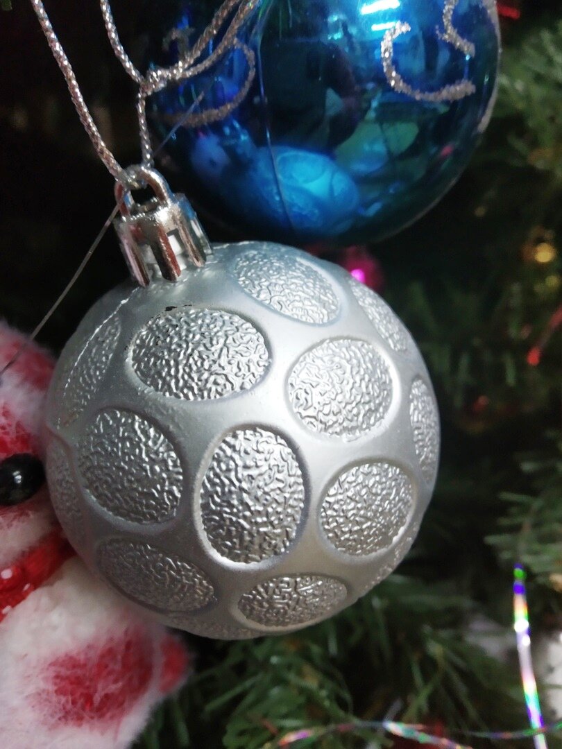 Тут не очень видно, но цветовая гамма: металлический, оттенки серого, темно-желтый, типа латуни. 