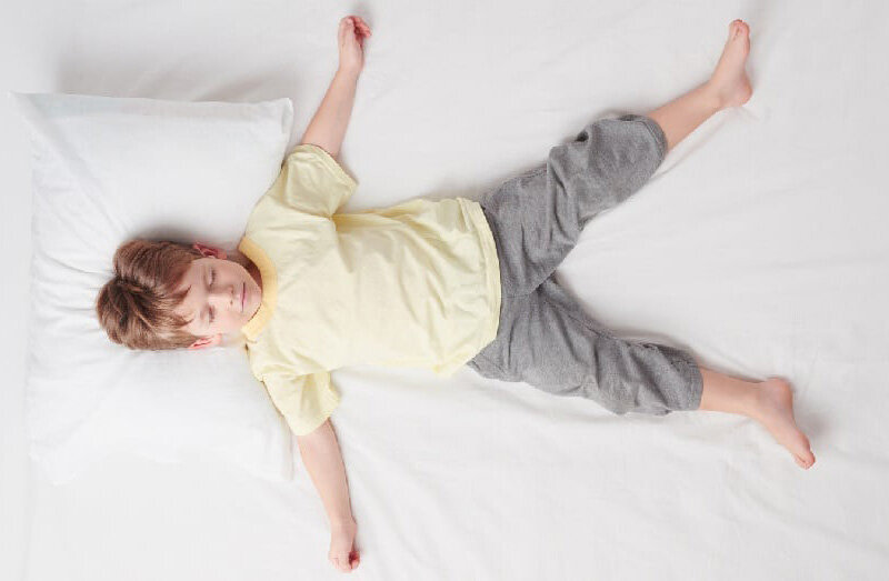 Когда ребенок спит на спине, раскинув руки и ноги.