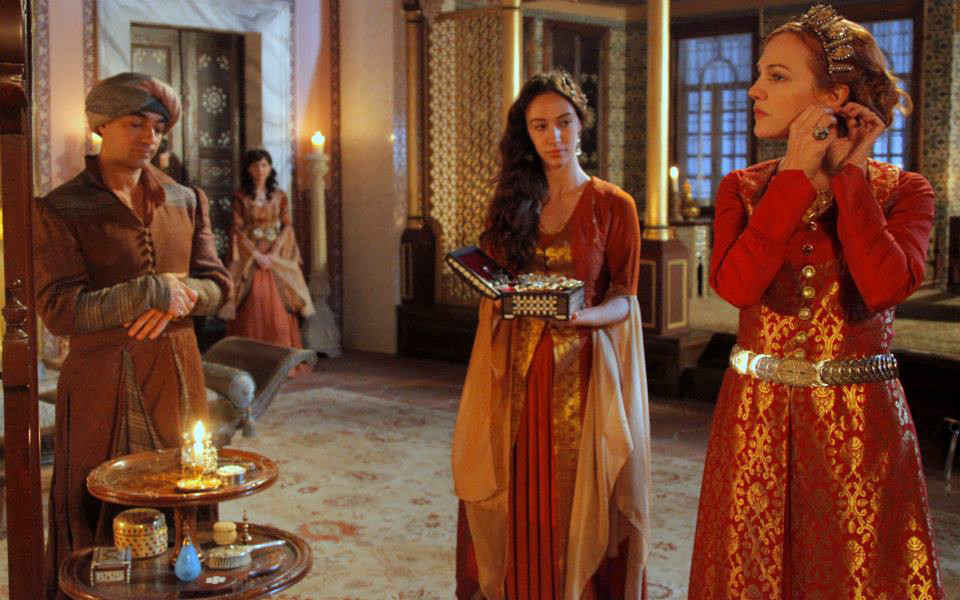 Кадр из сериала «Великолепный век»(слева направо — евнух гарема, у дверей две калфы, одалык держит шкатулку и Хасеки Хюррем Султан)