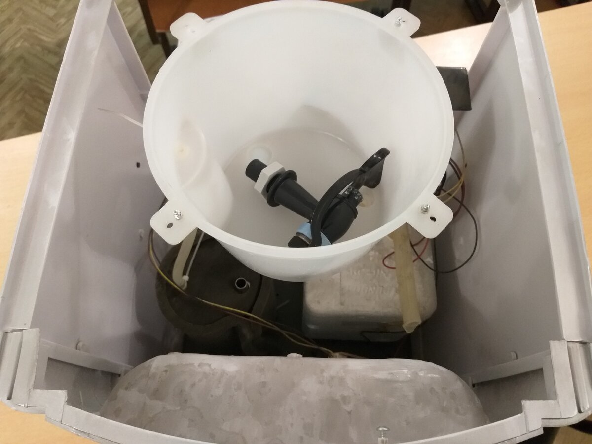 Справа на снимке видна оборванная трубка кулера. Вид сверху.