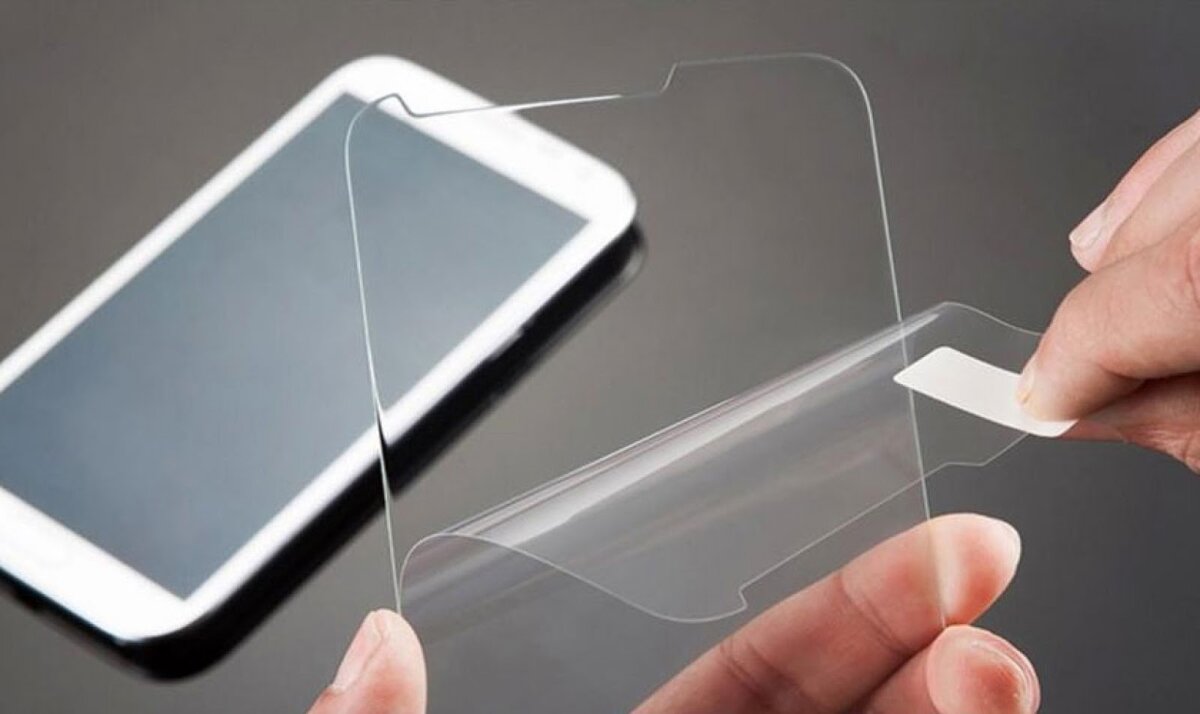 Чем лучше защитить экран. Защитная пленка на экран смартфона. Защитное стекло на телефон. Защитные стекла для смартфонов. Защитное стекло на экране смартфона.