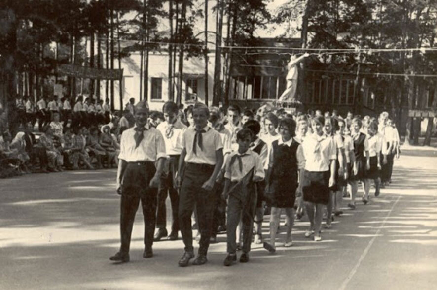 Сегодня многие дети едут на каникулах в летние лагеря. После чего пишут в мессенджерах своим родителям, что там плохие условия и требуют забрать их обратно в город. И в этом они далеко не оригинальны.-6