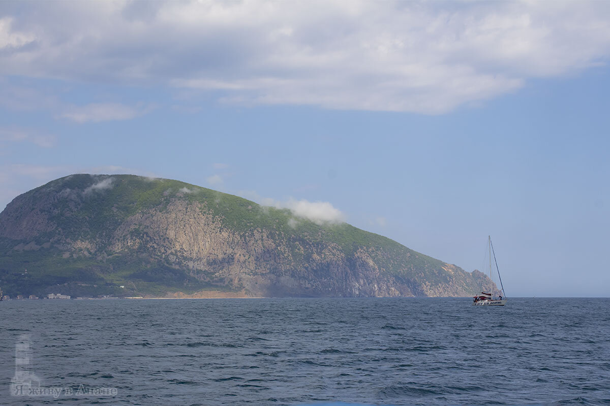 Фото Аю-Дага сделано во время морской прогулки в мае 2019г.