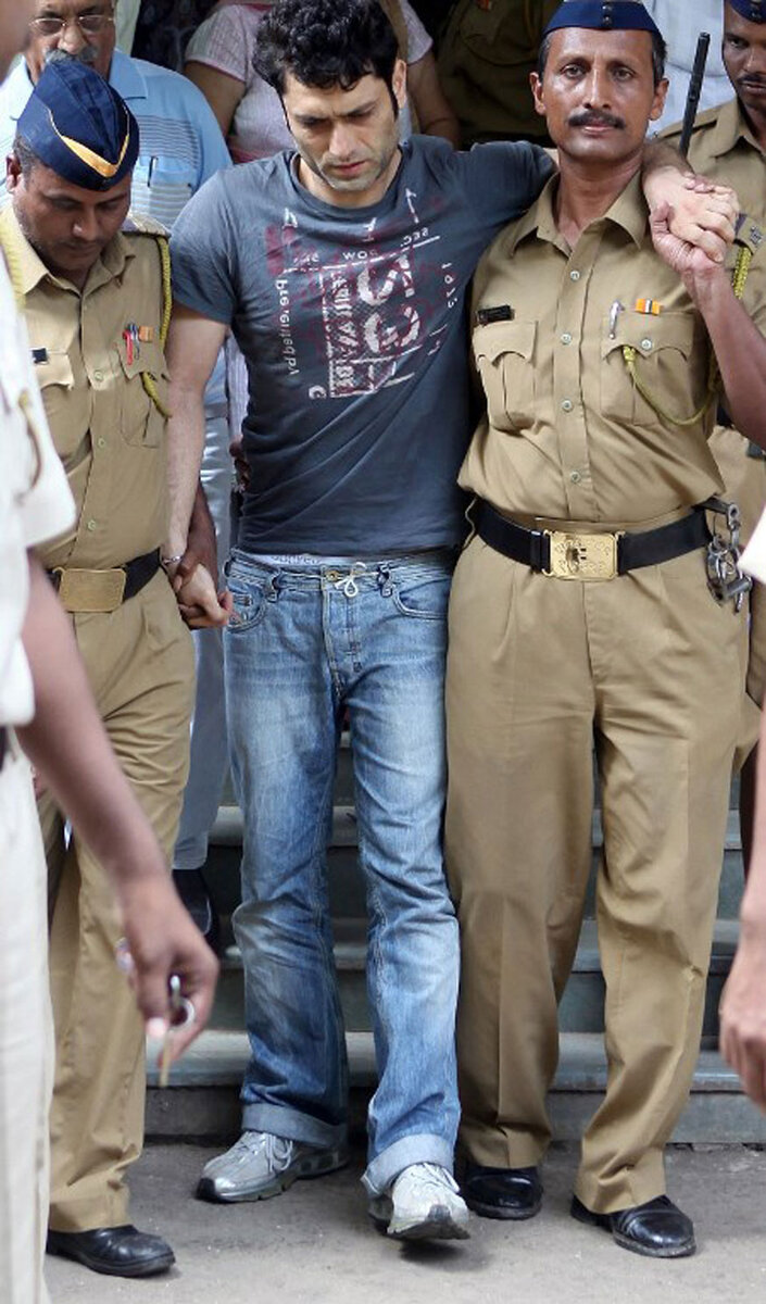 Источник: news18.com Шиней Ахуджа и полиция