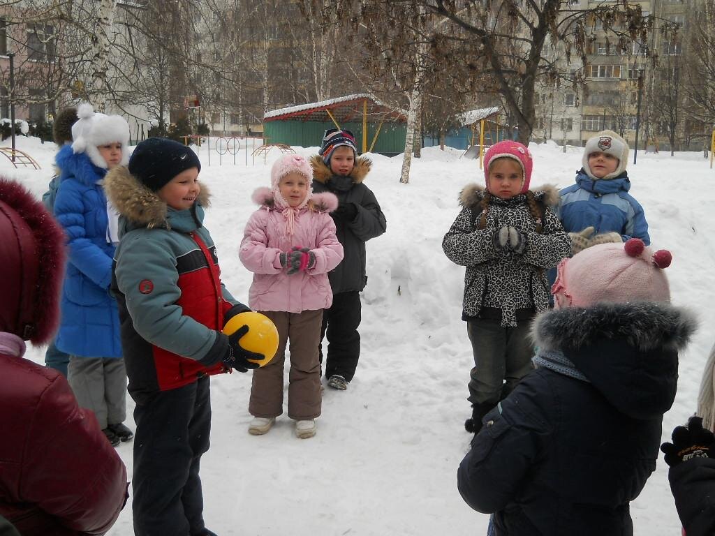 Прогулка в детском саду. Прогулка в детском саду зимой. Дошкольники на прогулке. Дети на прогулке в ДОУ.