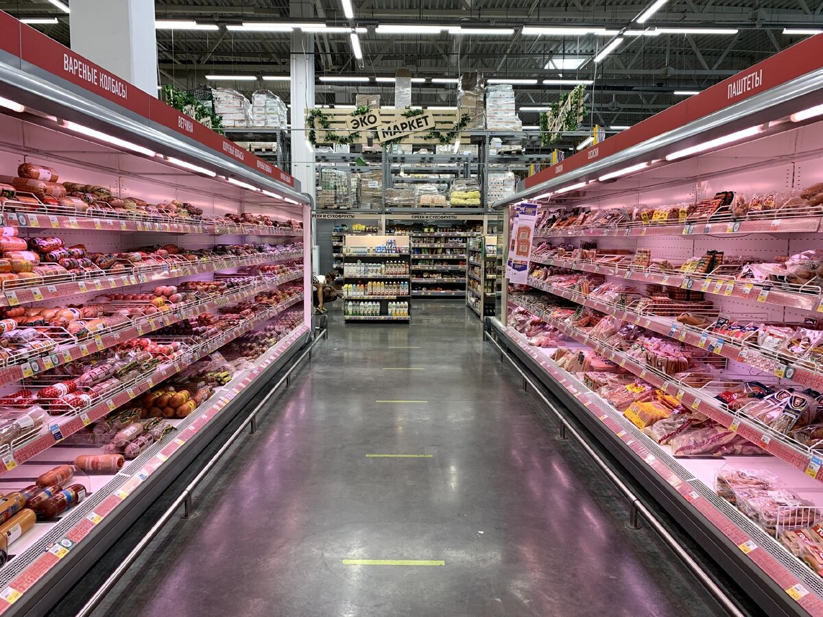 Фото автора: освещение колбасных горок в гипермаркете Лента, Екатеринбург. Очень хороший пример, как делать не надо. Если очень хочется осветить витрины специальным спектром, то воспользуйтесь опытом коллег из Германии, где холодильное оборудование черного цвета, что бы розовый свет не отражался, см. фото ниже