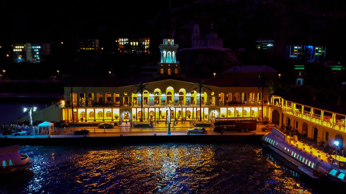 Всегда думал, что диорамы, макеты - это просто красиво расставленные объекты на некоторой площади, отражающие определенную картину. Да, всё это вызывает восторг, но он в большей степени кратковременный. Но я ошибался... 