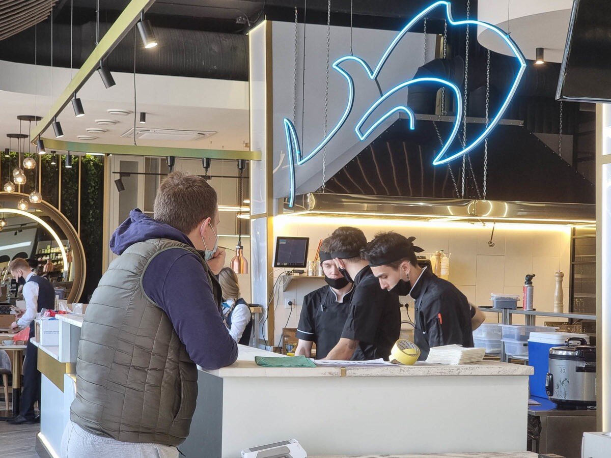 Fish food ул маяковского 14. Фиш фуд. Кэжуал для ресторана. Фиш машина. Fish food ул маяковского 14.