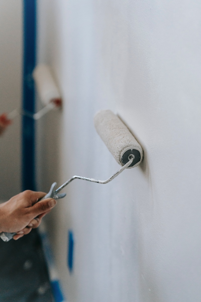 Ремонт. Мужчина ремонтирует. Ремонта зависит от его. Строители. Ремонтно-отделочные работы.