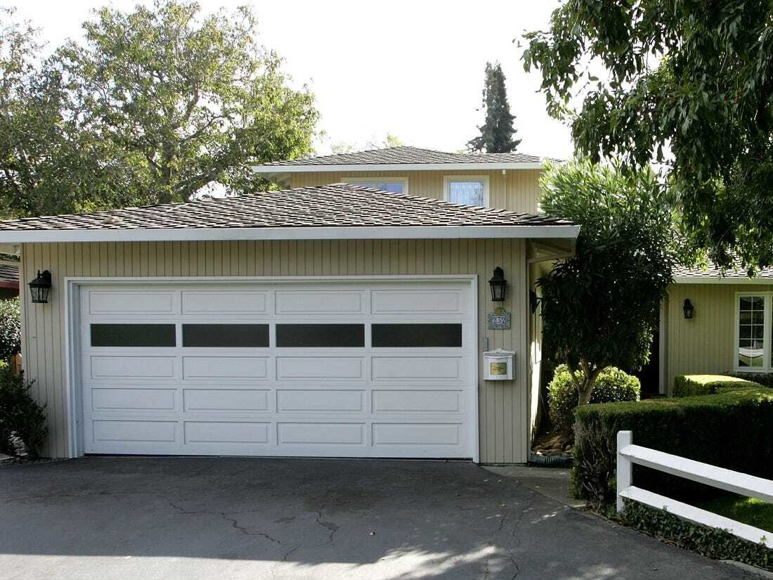 Этот гараж Войчицки сдавала Пейджу и Брину за $1700 в месяц 