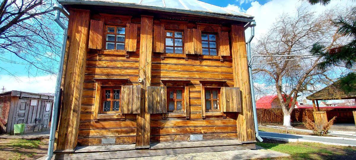 Домик, где на поселении в г. Ялуторовске жил Якушкин Иван Дмитриевич. Пятистенок. Дом стоял на берегу реки Тобол. Когда в городе создавался музейный комплекс декабристов, дом Трапезниковой-Якушкина был аккуратно разобран и перенесен в усадьбу Муравьева-Апостола. Фото из личного архива автора. 30.04.2021 г.