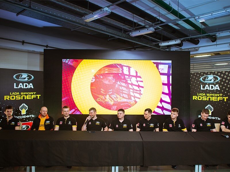 Гоночная команда LADA Sport ROSNEFT провела традиционную презентацию накануне старта нового сезона Российской серии кольцевых гонок. На специальном мероприятии, организованном на трассе Moscow Raceway, журналистам рассказали об обновлениях техники, представили состав команды, а также ее новый талисман.