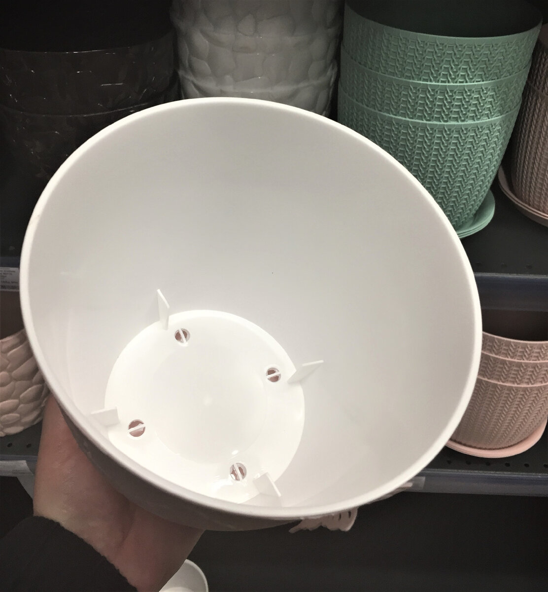 4 отверстия для стекания воды.