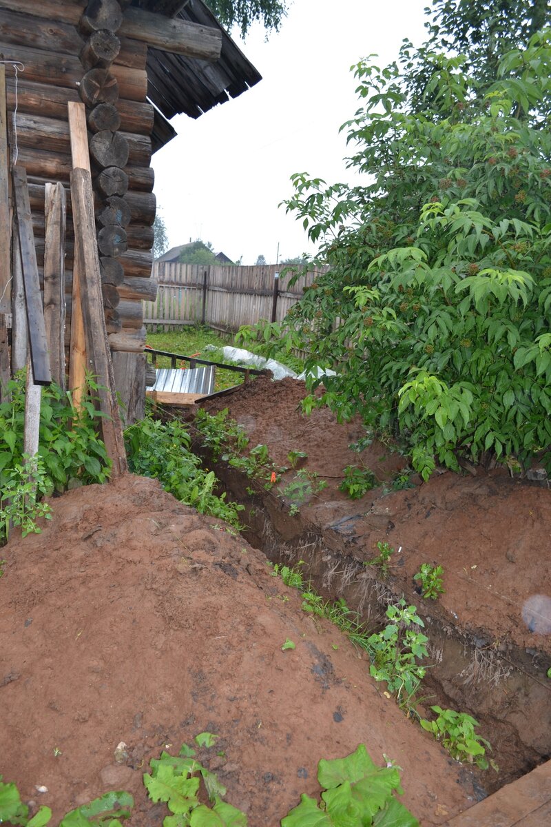 После дождей всё осыпалось.