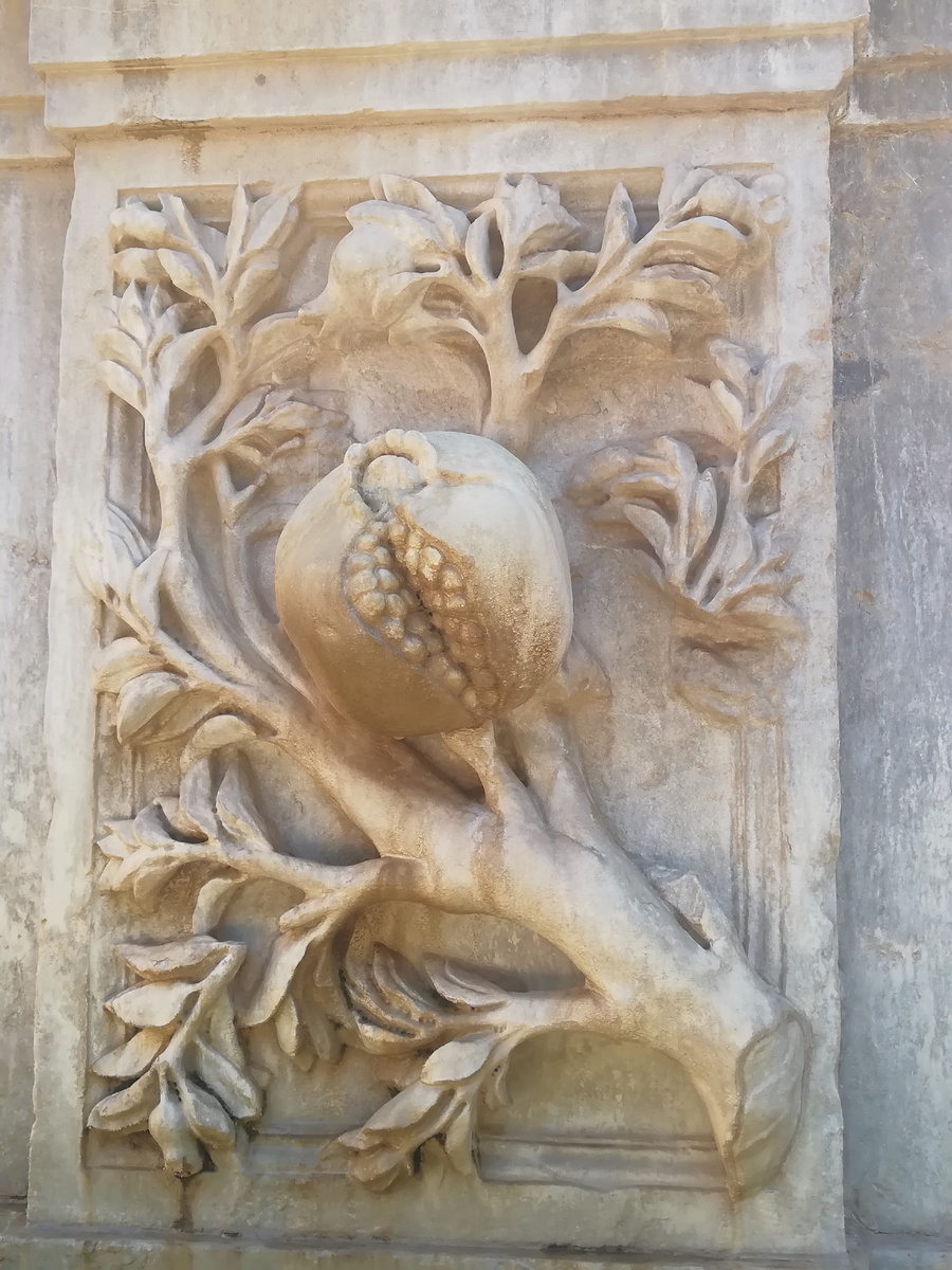 Оправдывая свое название