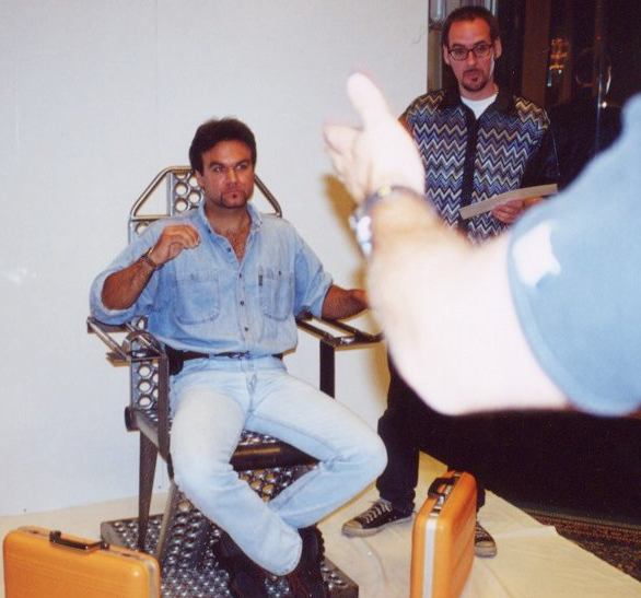 Раскадровщик Дуглас МакРэй на железном стуле — изобретении братьев Мурринов