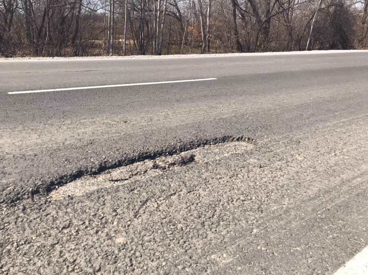 Мал за то дорог. 05н-100 дорога. Новшества в дорожном строительстве. Дорогу молодым. Зелёный асфальт почему.