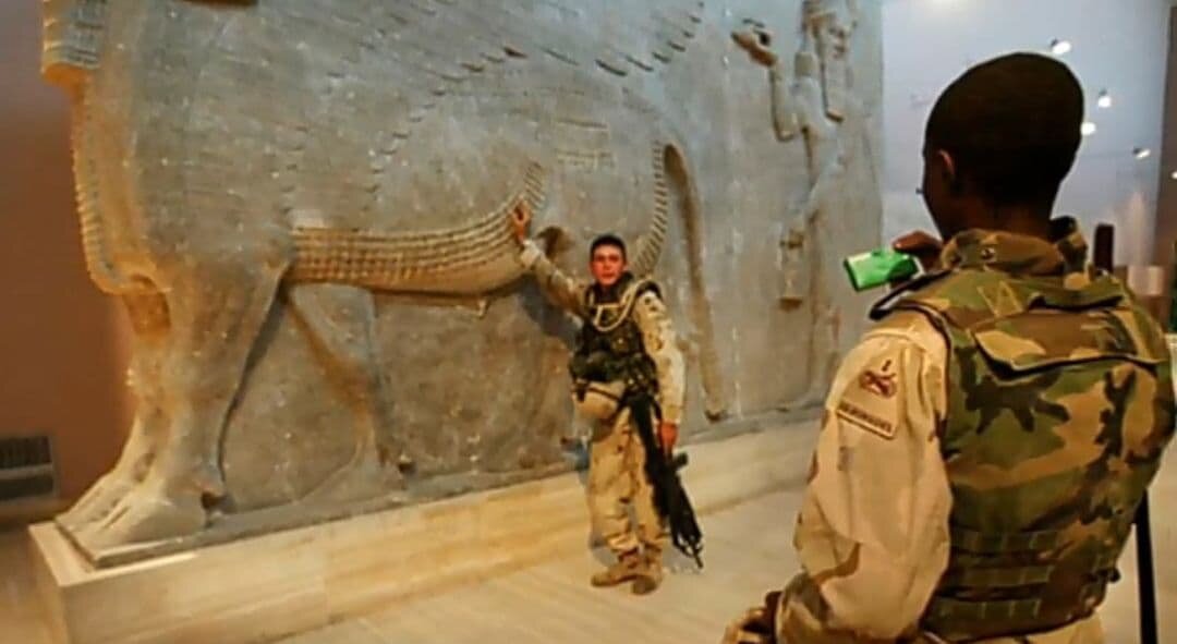 Американские солдаты "селфятся" в разграбленном Багдатском музее